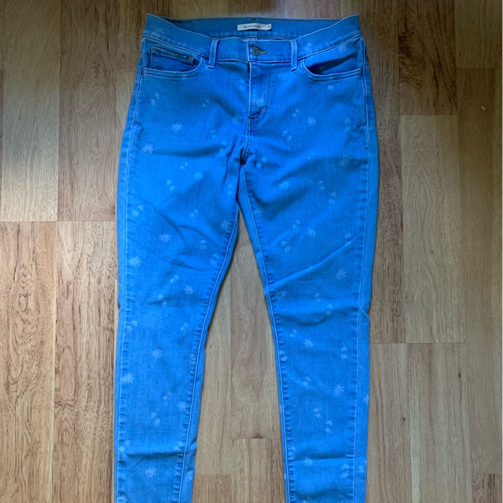 Light wash Levi’s jeans with palm trees